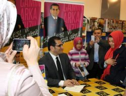 Kemal Gülen, Kitabını İmzalayıp Hayranlarıyla Sohbet Etti!