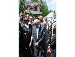 Dersim Katliamında Hayatını Kaybedenlere Karanfilli Anma