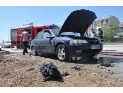 Emanet Yangın Tüpüyle Otomobilindeki Yangını Söndürmeye Çalıştı