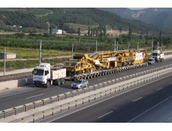 Devasa Demir Yolu Makinesi Kara Yoluyla Böyle Taşındı