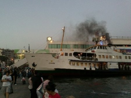 YOLCU VAPURU İSKELEYE ÇARPTI