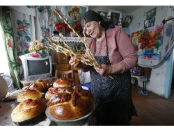 Rusya Paskalya Bayramını Kutluyor; Putin Ve Medvedev Ayinde