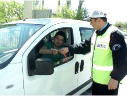 Polisten Sürücülere Şeker Ve Kurdele