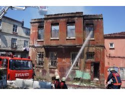 İki Katlı Bina Alevlere Teslim Oldu!