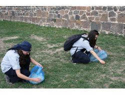Çevreci Gençler Tabyaları Temizledi