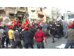 Taksim’de Korsan Gösteriye Müdahale