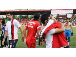 Biri Şampiyon Oldu Diğeri Düşmekten Kurtuldu, Dostluk Kazandı