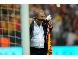 Fatih Terim, Türk Telekom Arena Stadı'nda Taraftarları Selamladı
