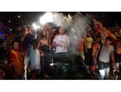 Galatasaray Taraftarları Florya'da Şampiyonluğu Kutladı
