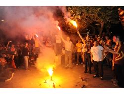 Çanakkale'de Gs Taraftarı Elinde Bayraklarla Şampiyonluğu Kutladı