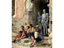 Dünya Sanatçılarından 'Savaş Bitsin' Duası