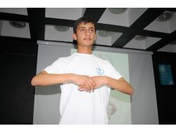 İşitme Engelli Eyüp, Arkadaşlarına İşaret Dili Öğretiyor