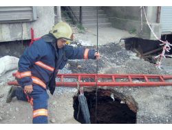 Okul Yolunda Çukura Düştü