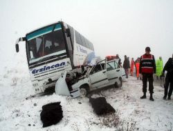 Karlı Yolda Kaza: 2 Ölü, 2 Yaralı