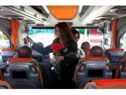 Polisler, Bu Kez Karanfil, Çikolata Ve Balon Vermek İçin Durdurdu