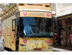 Dp Lideri Uysal, Manavgat'ta Esnafı Parti Otobüsünden Selamladı