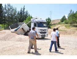 Mıcır Yüklü Tır Yan Yattı, Sürücü Yaralandı
