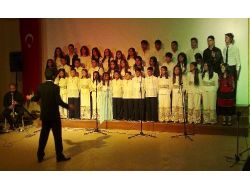Barış Şarkılarını Polis Adayları İçin Seslendirdiler