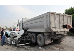 Lüks Otomobil, Kamyonun Altına Girdi!