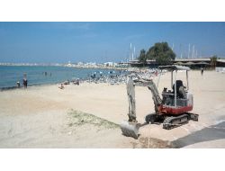 İş Makinesi Plajda Güneşlenen Turistlerin Arasında Çalıştı