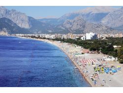 Antalya’da Deniz Temiz, Deniz Yüzeyinde Yüzen İse Polen