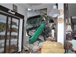 Sürücüsüz Benzin Tankeri Şarampole Yuvarlandıktan Sonra İşyerine Girdi: 1 Yaralı