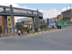 Atatürk Üniversitesi Önündeki Yaya Üst Geçidi Kullanılmıyor