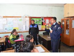 Göksun'da Trafik Uygulamasında 'Ceza Yemeyin, Şeker Yiyin' Mesajı Verildi L