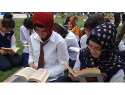 Batmanlı Öğrenciler Açık Havada Kitap Okudu