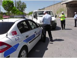 Trafik Polisleri Sürücülere Gül Dağıttı