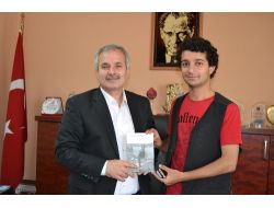 Başkan Özgan’a Kitabını Hediye Etti