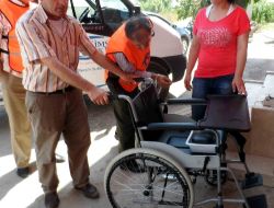 Kimse Yok Mu'dan İki Engelliye Tekerlekli Sandalye