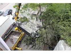 OTOMOBİL 20 METREDEN UÇTU