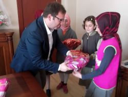 Kaymakam, Kitap Sınavında Dereceye Girenleri Ödüllendirdi