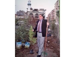 Şehit Babası Üzüntü Ve Neşesini Fidan Dikerek Gösteriyor