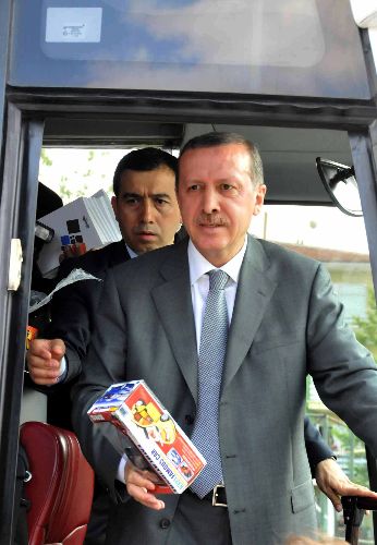 Başbakan Erdoğan, kongre sonrası otobüsten çocuklara hediye dağıttı