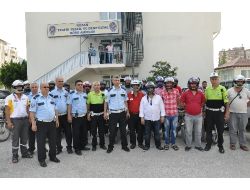 Kozan Polisi Motosiklet Sürücülerine Kask Dağıttı