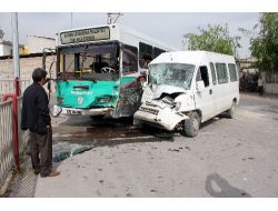 Otobüs İle Minibüsün Çarpışma Anı Kameralara Yansıdı: 10 Yaralı