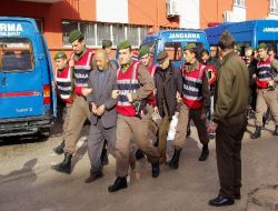 Sandık Operasyonunda Gözatına Alınan Kadın Zanlı Muhabire Saldırdı