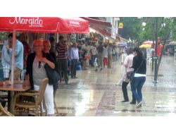 Kuşadası'nda Mayıs Yağmuru Günlük Hayatı Etkiledi