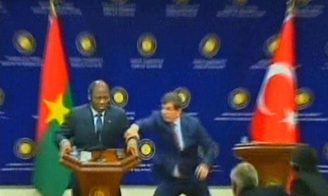 KONUK BAKAN BAYILDI!