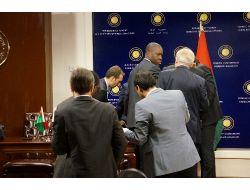 Burkina Faso'lu Bakan, Basın Toplantısı Sırasında Baygınlık Geçirdi (2)