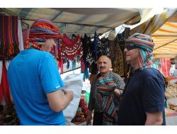 Turistler, Giydiği Elbiselerle Selçuklu Ve Osmanlı Dönemine Yolculuk Ediyor