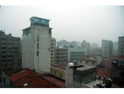 İzmir’de Sağanak Yağmur Havayı Erkenden Kararttı