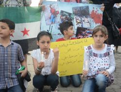 Mülteciler Esed'in Öldürdüğü Çocuklar İçin Protesto Düzenledi