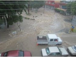İzmir’deki Selde Tsunamayi Hatırlatan Dehşet Anları Kameralara Yansıdı