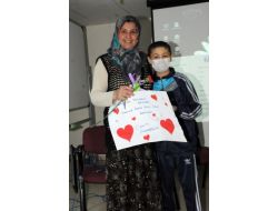 Lösemili Çocuklar Kendileriyle Yakından İlgilenen Doktoru, Yılın Annesi Seçti