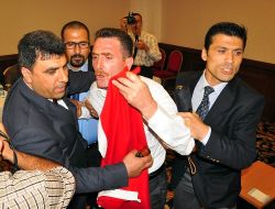 Manisa'da Akil İnsanlar Heyeti'nin Toplantısında Bayrak Gerginliği Yaşandı