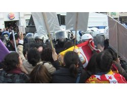 Taksim’de Kadınlarla Polis Arasında Arbede