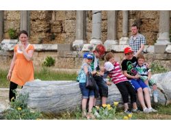 Ruslar Ve İskandinavlar Büyükanne Ve Büyükbabayla Tatile Geliyor